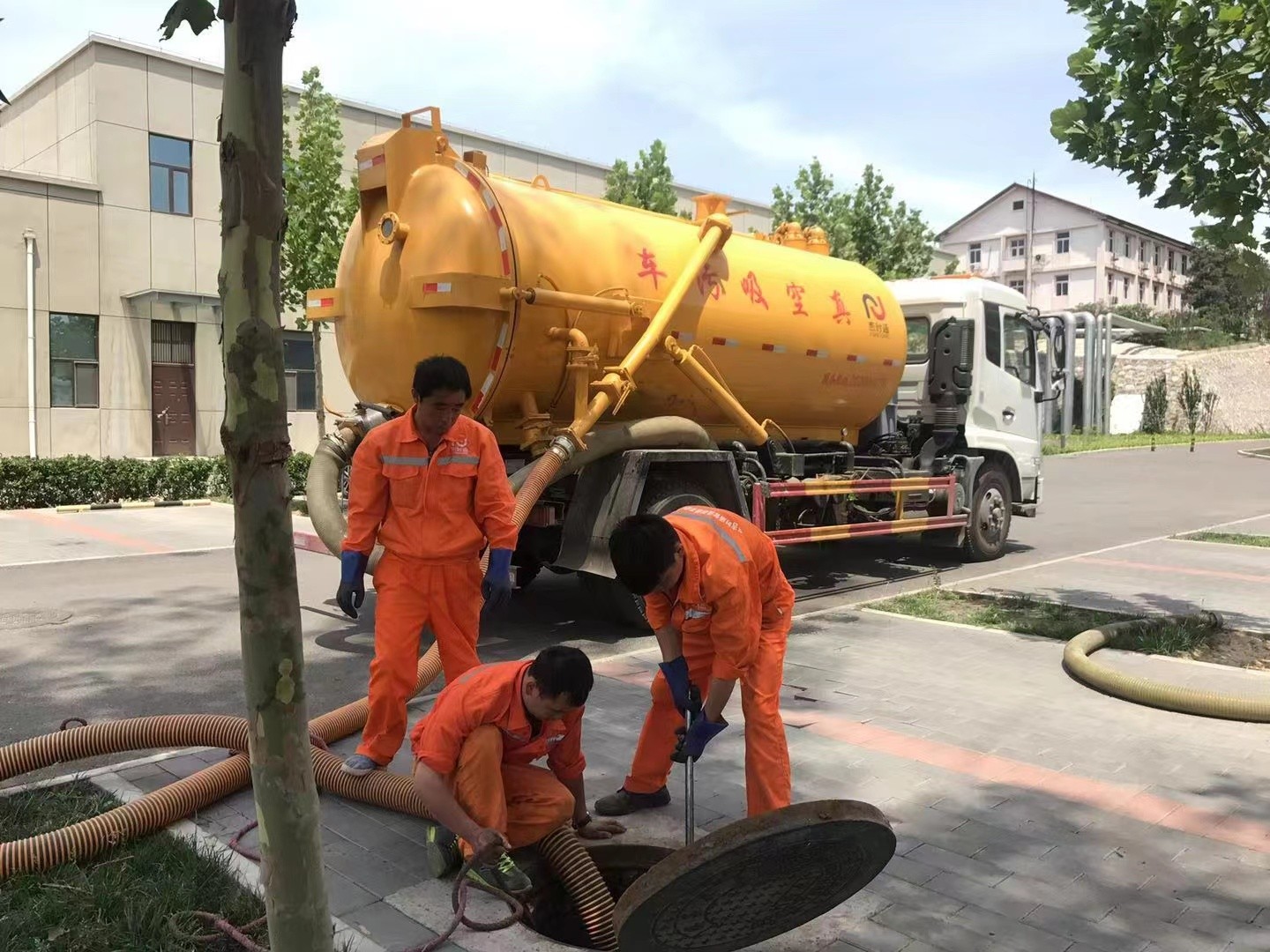 五大连池化粪池清理与5-8吨吸粪车施工效率分析